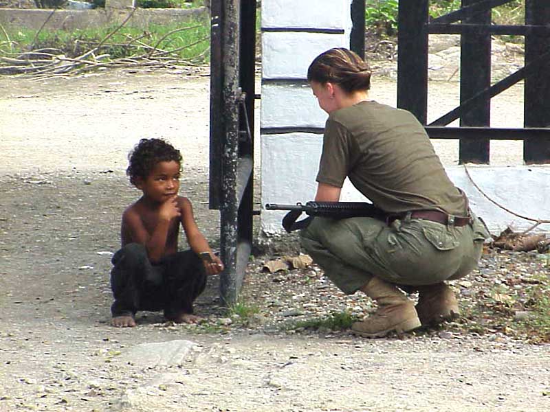 Vickie Lanthier avec un enfant timorais lors de son déploiement.