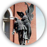 Monument constitué d'une statue d'un ange qui soulève un soldat