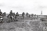 La Canadian Light Horse [cavalerie du Corps canadien] passant à l'action sur la crête de Vimy.