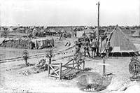 Un camp canadien établi au pied de Vimy près des tombes des héros français tombés au champ d'honneur, Avril 1917.