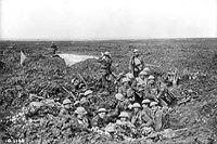 28e Bataillon établissant le quartier général de signalisation et entrant en communication avec nos aéronefs. Crête de Vimy, Avril 1917.