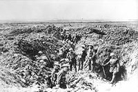 Les Canadiens en train de consolider leurs positions sur la crête de Vimy, Avril 1917.