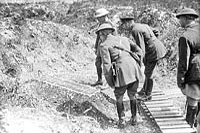 Sa Majesté le Roi s'incline devant une tombe canadienne à la crête de Vimy, Juillet 1917.