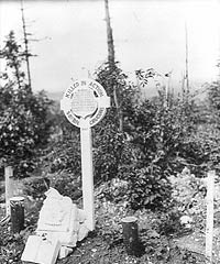 Monument à la mémoire des membres du 58e Bataillon d'infanterie du Canada disparus à la crête de Vimy, Juillet 1918.