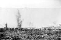Progression des Canadiens à travers le réseau de fils barbelés sur la crête de Vimy, Avril 1917.