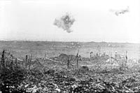 Explosion de shrapnel sur nos troupes en train de creuser des abris sur la crête de Vimy, Avril 1917.