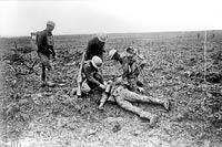 Soldats traitant un Allemand blessé sur le champ de bataille de la crête de Vimy, Avril 1917.