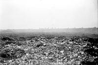 Canadiens franchissant le sommet de la crête de Vimy, Avril 1917.