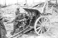 La 17e Batterie de l'Artillerie de campagne canadienne tirant au moyen d'un canon allemand de 4,2 pouces sur les Allemands en retraite, Avril 1917.