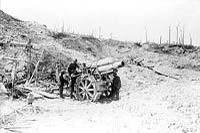Deux gros canons allemands Howitzers sur la crête de Vimy, capturés par les Canadiens, sont maintenant utilisés contre l'ennemi, Mai 1917.