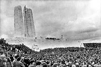 Dévoilement du Monument commémoratif du Canada à Vimy –  pèlerins rassemblés devant le monument après la cérémonie.