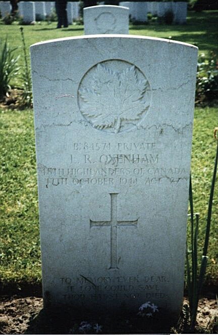 Headstone of Lawerence R. Oxenham