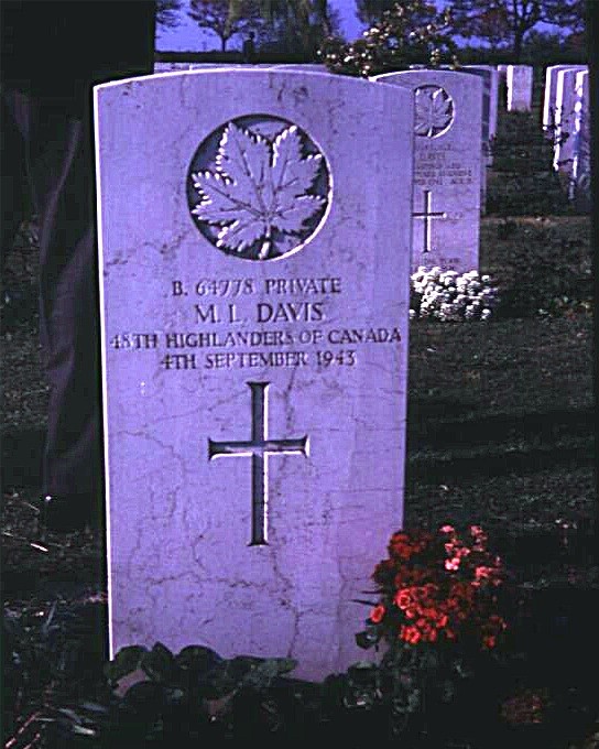 Headstone of Mervin L. Davis