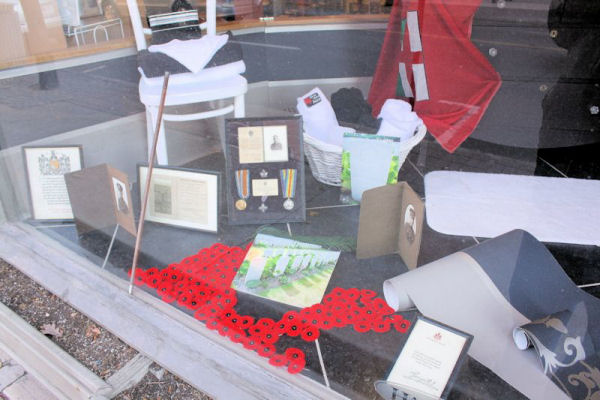 Fenêtre de magasin dédié a H.E. Harmsworth