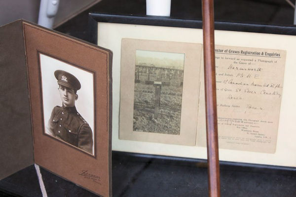 Fenêtre de magasin dédié a H.E. Harmsworth