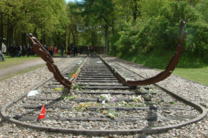 Rails de chemin de fer brisés et pointant vers le ciel.